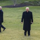 El presidente Donald J. Trump grita a los medios de comunicación mientras camina para abordar el Marine One en el jardín sur de la Casa Blanca en Washington.