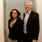 Julian Assange aparece en la embajada de Ecuador en Londres, donde permanecía asilado desde 2012. Reino Unido, 16 de junio de 2013.