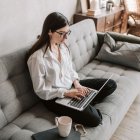 Los emprendedores que construyen una imagen clara de su desarrollo futuro tienden a pensar a largo plazo, anticipar escenarios y evaluar mejor las consecuencias de sus decisiones actuales.