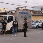 Agentes de Medicina Legal y Policía Nacional acuden al lugar donde fue baleado el futbolista Mario Pineida, en la calle Isidro Ayora, Guayaquil.