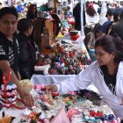 Prendas de vestir, accesorios, juguetes, perfumería, artesanías, decoración y propuestas gastronómicas tradicionales son parte de la oferta.