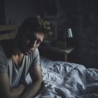 La falta de sueño y la soledad se alimentan mutuamente en un círculo vicioso