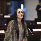 La legisladora correísta Viviana Veloz propone que se suspenda el receso legislativo.