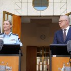 El primer ministro australiano, Anthony Albanese (derecha), y la comisionada de la Policía Federal  (AFP), Krissy Barrett, durante una conferencia de prensa, el 19 de diciembre de 2025.