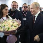 El presidente ruso, Vladímir Putin (der.), se reúne con miembros del Frente Popular Panruso después de una conferencia en Moscú, Rusia, el 19 de diciembre de 2025.