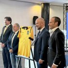 Dirigentes del fútbol ecuatoriano y del legislativo durante la entrega del proyecto en la Asamblea.