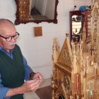 Artesano. El artesano Carlos Tapia replicó la Basílica en maderas como pino, laurel, cedro, nogal, canelo, colorado y bambú.
