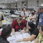 Fotografía cedida por el Consejo Nacional Electoral (CNE) que muestra a personas durante el escrutinio especial en Tegucigalpa (Honduras)