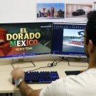 Ángel Villaverde, estudiante de ingeniería tecnológica, desarrolla juegos con temática bélica para la plataforma de juegos Roblox en Monterrey,  México, el 19 de noviembre de 2025.