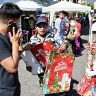 Productos de decoración y regalos se ofrecen en las ferias de Navidad, ubicadas en el norte y sur de Quito.