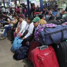 Personas esperan para comprar boletos en la terminal "Bimodal" este 18 de diciembre de 2025, en Santa Cruz (Bolivia).