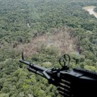 Fotografía aérea donde se observa una zona en la que se ubicaba un campamento de las disidencias de las FARC, bombardeado por el Ejército de Colombia en el Guaviare (Colombia).