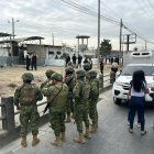 La escena del crimen fue acordonada por la Policía Nacional, con apoyo de las Fuerzas Armadas, mientras se realizaban las primeras diligencias investigativas en la vía a Daule.