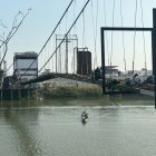 Situación. La falta del puente provoca el uso de las canoas en Babahoyo.