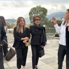 Familiares de Rodrigo Borja llegan hasta el lugar donde van a velarlo.