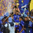 La plantilla completa de la Chatoleí festejó eufórica la consecución de su primer título nacional con la Copa Ecuador 2025, tras vencer a Liga por 3-2.