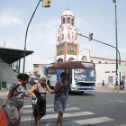 Suroeste. Tres ciudadanas cruzan por la calle A, diagonal a la iglesia del Cristo del Consuelo, templo que pertenece a la parroquia Febres Cordero.