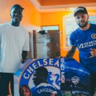 Espinosa aprovechó su visita en Santo Domingo para entregarle las mesas a Moisés Caicedo. Se demoró “40 minutos” en vencer a a Niño Moi.