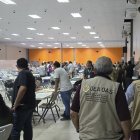 Fotografía cedida por el Consejo Nacional Electoral (CNE) que muestra a personas durante el escrutinio especial este jueves, en Tegucigalpa
