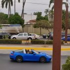 A las 09:30, un ciudadano grabó que el presidente Daniel Noboa cruzó la avenida Samborondón en un porshe azul.