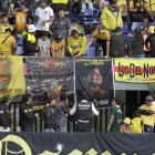 Hinchas llevaron cartelones en honor a Mario Pineida.