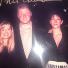 El Departamento de Justicia retiró 13 fotos de Jeffrey Epstein, pero esta permanece como parte del archivo oficial.