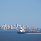 Fotografía que muestra una embarcación petrolera navegando en el lago de Maracaibo el pasado jueves, en Cabimas (Venezuela).