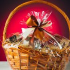 Desde los mercados tradicionales hasta las grandes cadenas, la competencia por ofrecer la canasta navideña más económica marca las ventas de fin de año en Guayaquil.