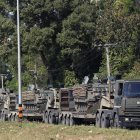 Vehículos militares de Tailandia trasportados hacia la frontera con Camboya, el 12 de diciembre.