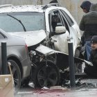 Investigadores rusos trabajan cerca de un coche destruido tras la explosión de un artefacto explosivo en Moscú, Rusia, este lunes.