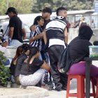 Dolor. Familiares de Anthony, uno de los menores asesinados, lloraban afuera de la morgue en Nueva Prosperina.