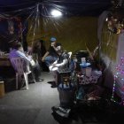 Familias se reúnen en un campamento de personas desalojadas este sábado, en la Ciudad de México (México).