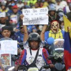 Motociclistas que apoyan al presidente venezolano Nicolás Maduro participan en una caravana para protestar contra Estados Unidos en Caracas el 22 de diciembre de 2025.