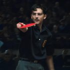 Timothee Chalamet interpretando a Marty Reisman en la nueva biopic "Marty Supreme".