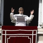 El Papa León XIV dirige la oración del Ángelus, la tradicional oración dominical, desde la ventana de su oficina que da a la Plaza de San Pedro, Ciudad del Vaticano, 21 de diciembre de 2025.