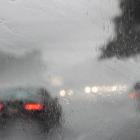 Referencial.Conductores enfrentan intensas lluvias y baja visibilidad mientras la tormenta navideña golpea California