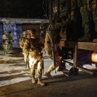 Tropas del ejército salvadoreño parten después de custodiar las celebraciones navideñas en el centro histórico de la ciudad capital.