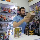 Venta. Pablo Calvache vio en Tiktok cómo las figuras de anime se volvían virales. Eso le dio la pauta para emprender en este negocio.