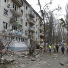 Trabajadores comunitarios ucranianos limpian escombros en el lugar donde un dron ruso atacó un edificio residencial de cinco plantas en Kiev, Ucrania, durante la invasión rusa.
