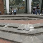 Hay al menos cuatro bloques dañados en una acera en la avenida Francisco de Orellana y su intersección con la calle Justino Cornejo, en el norte de Guayaquil.