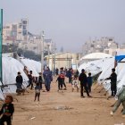 La gente camina entre los refugios en el campamento de Nuseirat para palestinos desplazados en el centro de la Franja de Gaza el 22 de diciembre de 2025.