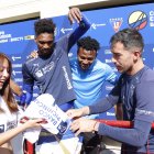 Adriana visitó el complejo de Liga de Quito y se llevó como recuerdo una camiseta autografiada y una foto con Kevin Minda (i), Dida Domínguez, Michael Estrada, Alexander Alvarado y Lisandro Alzugaray (d).