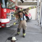 El rescatista Fabián Zúñiga muestra cómo se alista para atender una emergencia en Guayaquil.