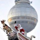 Santa Claus en su viaje mientras atraviesa Berlín.