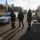 Policías rusos bloquean una calle tras un ataque con bomba contra un vehículo de una patrulla de tránsito de la policía en el sur de Moscú, el 24 de diciembre de 2025.