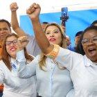 Simpatizantes del candidato a la presidencia Nasry "Tito" Asfura, se manifiestan en la sede del Partido Nacional este miércoles, en Tegucigalpa (Honduras).