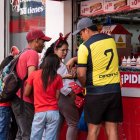 Situación. Miguel Fernández recorre las calles de Pifo junto a su familia, ofreciendo productos para poder alimentarse durante la temporada navideña.