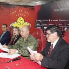 Ricardo Cajas (i), presidente de El Nacional, y Oswaldo Paredes (d), representante de NEF, firmaron el acuerdo.