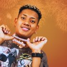 Jombriel tiene 22 años.