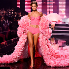 Uno de los eventos de moda en los que más destacó el color rosado fue la pasarela de los ángeles de Victoria Secret.